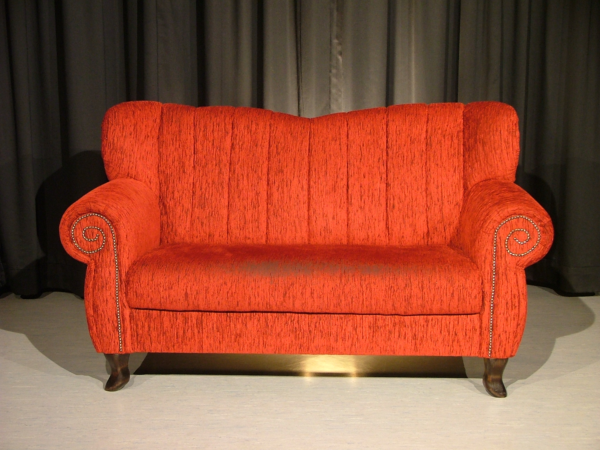 Leeres, rotes Sofa